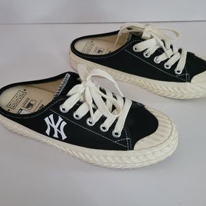 MLB PlayBall Mule NY Yankees Black